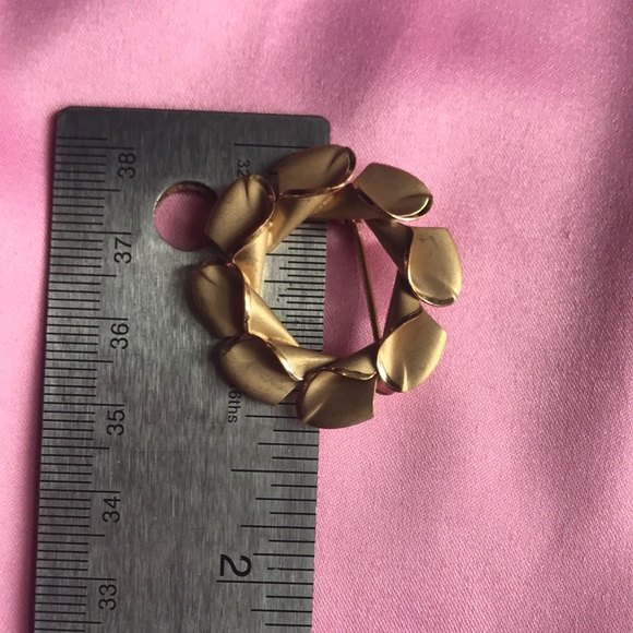 Unique Vintage Classic Leafy Wreath Shape 14kt/1/20 Gold filled, signed brooch. - Picture 6 of 8